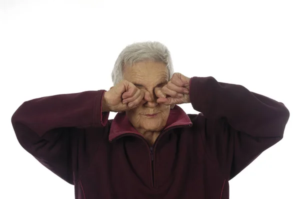 Äldre kvinna gnugga ögonen på vit — Stockfoto