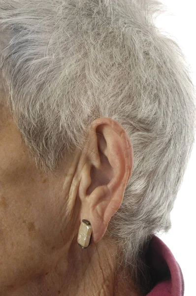 Närbild av örat senior kvinna — Stockfoto
