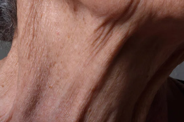 Морщины на шее пожилой женщины — стоковое фото
