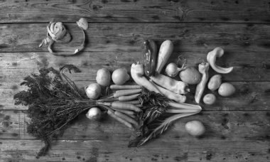 Ahşap bir masa üzerinde çeşitli sebze