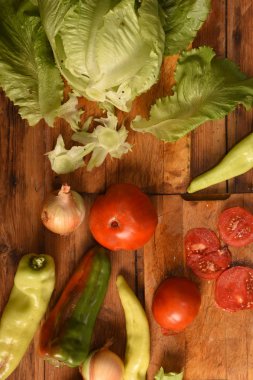 Ahşap bir masa üzerinde çeşitli sebze