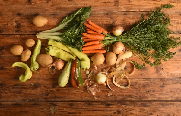 Varie verdure su un tavolo di legno — Foto Stock