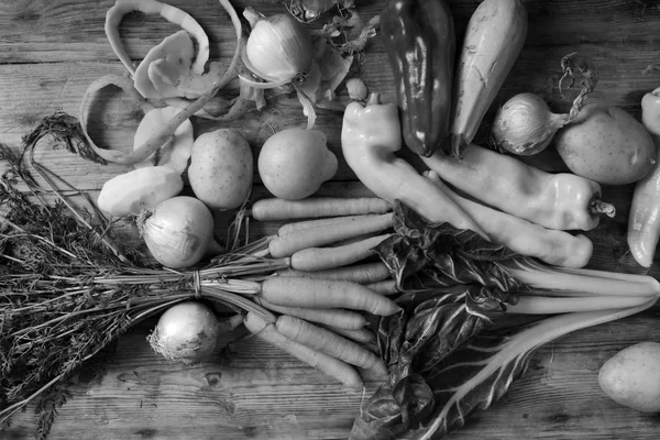 Varie verdure su un tavolo di legno — Foto Stock