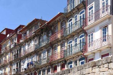 Porto şehrinde Douro Nehri boyunca renkli evleri, 