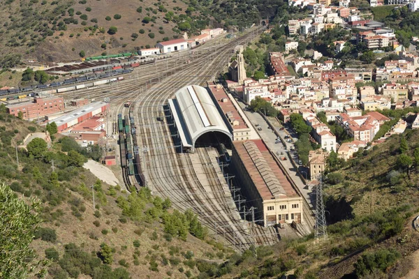 Vistas elevadas de la estación de tren de Portbou, provincia de Girona, Catal — Foto de Stock