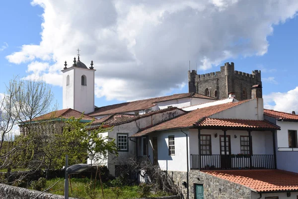 Santa Maria do Castelo, Iglesia y torre en el castillo en el fondo. Braganca, Distrito de Braganca, Región Norte, Portugal, Europa — Foto de Stock