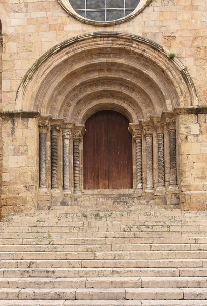 Tor der romanischen Kirche von Antiago, xii-xiii Jahrhunderte. coimbra, portugal — Stockfoto