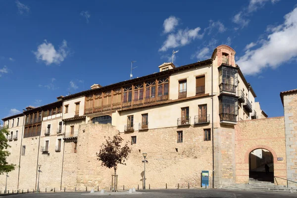 Calle Paseo del Salon de Isabel II y puerta, Segovia — Foto de Stock
