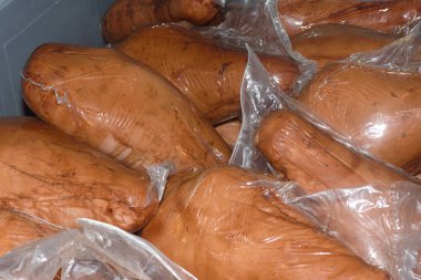 Bütün pişmiş jambon bacak kutusunda bir fabrika et endüstrisi