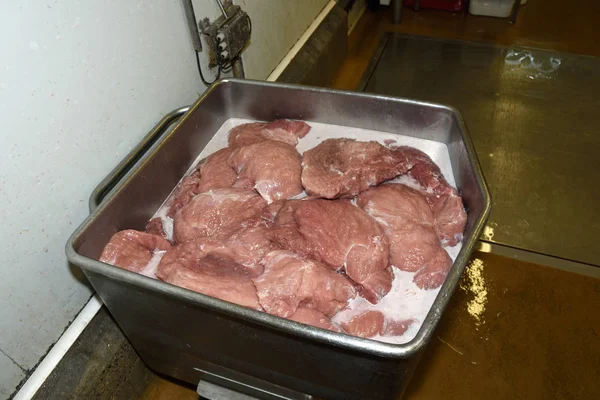 Industria cárnica, después de inyectar salmuera en la carne (jamón ) — Foto de Stock