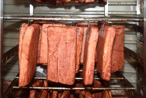 Tocino en una tienda frigorífica — Foto de Stock