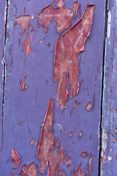 Farbreste auf altem Holz, rot, lila, violett — Stockfoto