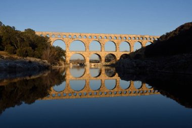 Fransa 'nın Provence kentindeki Pont du Gard' da günbatımı