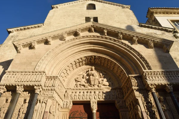 Fachada de la catedral románica Saint-Trophime de Arles, Francia — Foto de Stock