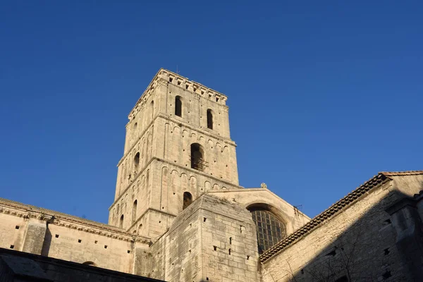 Campanario de la catedral románica Saint-Trophime de Arles, Francia — Foto de Stock