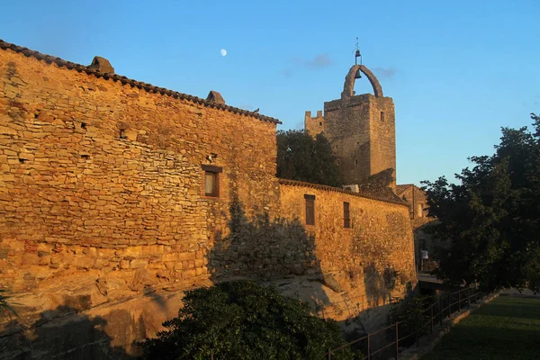 Tornet och väggarna i en medeltida byn Peratallada, — Stockfoto