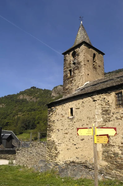 Sant Roc kerk van Begos, Val d'Aran, Lleida provincie, Pyreneeën — Stockfoto