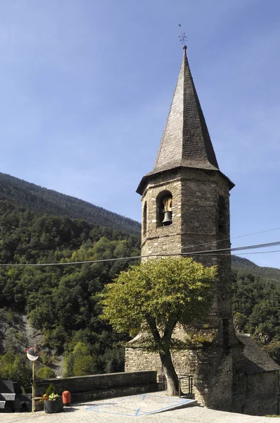 Chiesa di Aubert, Valle dell'Aran, provincia di Lleida, Pirenei montuosi — Foto Stock