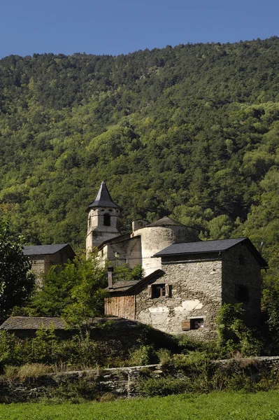Деревня Сурри в горах Пьес, провинция Ллейда, Каталония — стоковое фото