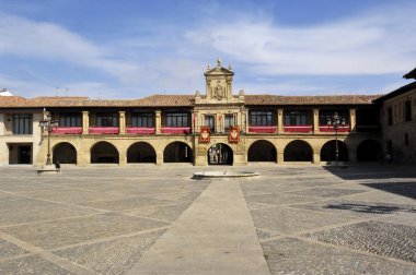 Santo Domingo de la Calzada 'nın ana meydanı, La Rioja, İspanya