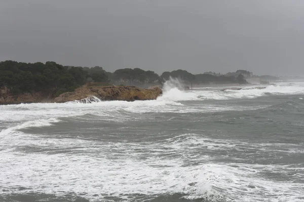 Vihar a keleti szél, a Földközi-tenger, Empuries, Costa Brava, — Stock Fotó
