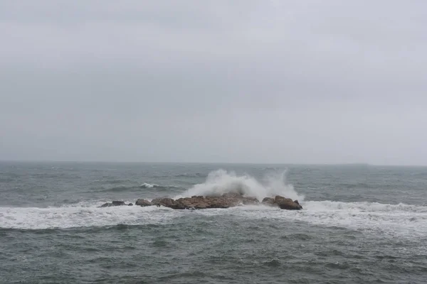 Vihar a keleti szél, a Földközi-tenger, Empuries, Costa Brava, — Stock Fotó