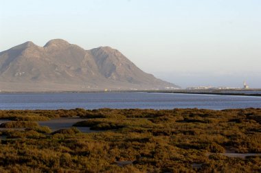 Las Salinas ve San Miguel kilisenin, Cabo de Gata Nijar Tabiat Parkı, Almeria eyaletinin, Endülüs, İspanya