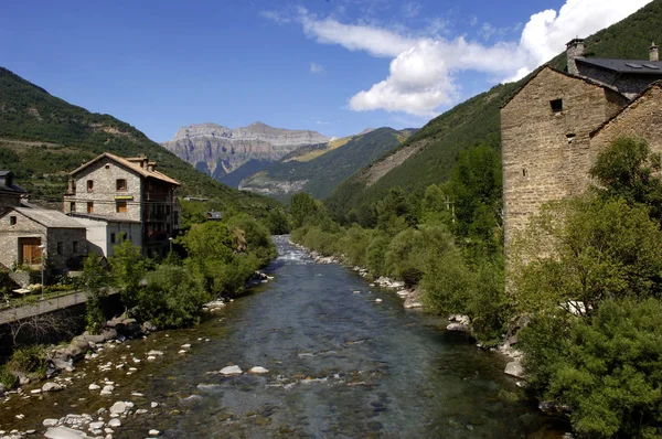 Rivière Ara au fond du Parc National d'Ordesa et Monte Perdido, Broto, Huesca, Aragon, Espagne — Photo