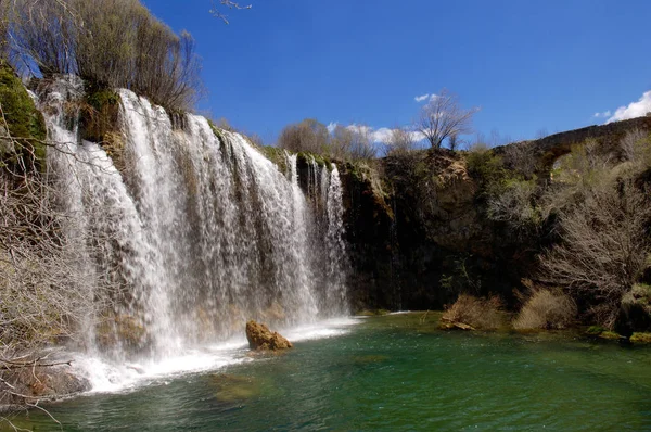 Водопад Эль-Вальесильо, Сьерра-де-Альбаррасин, Теруэль, Испания — стоковое фото