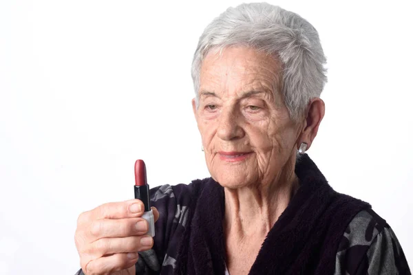 Oude vrouw schilderij van haar lippen op witte achtergrond — Stockfoto