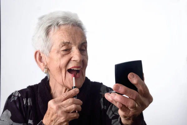Stara kobieta obraz jej usta na białym tle — Zdjęcie stockowe