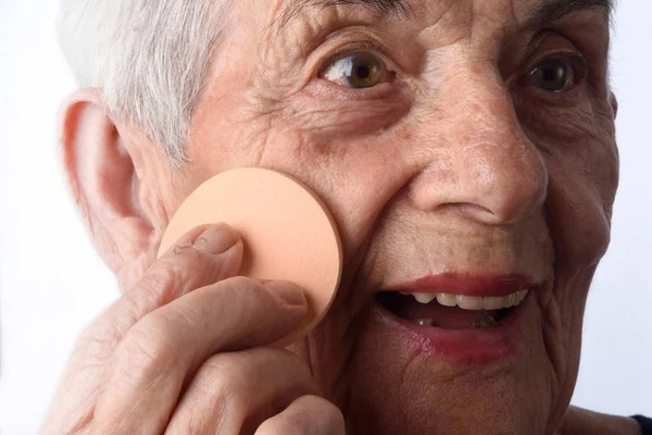 Старша жінка макіяж обличчя на білому тлі — стокове фото