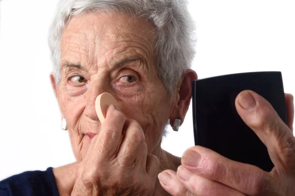 Старша жінка макіяж обличчя на білому тлі — стокове фото