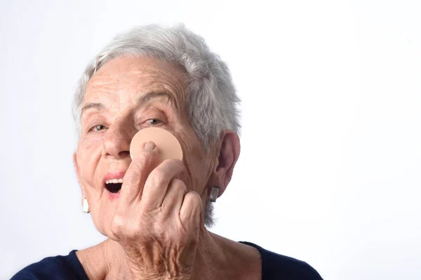Cara de maquillaje de mujer mayor sobre fondo blanco —  Fotos de Stock