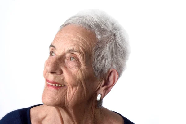 Retrato de uma mulher idosa no fundo branco — Fotografia de Stock