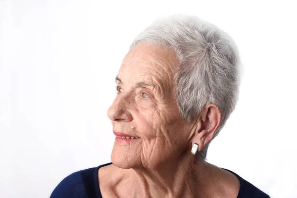 Portrait d'une femme âgée sur fond blanc — Photo