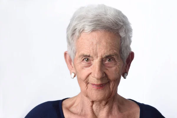 Retrato de uma mulher idosa no fundo branco — Fotografia de Stock