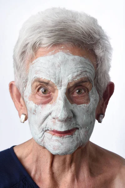 Senior kobieta z facian maska na białym tle — Zdjęcie stockowe