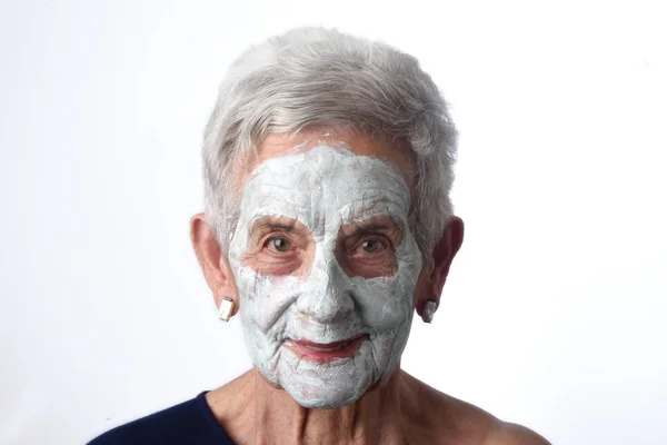 Mulher sênior com máscara faciana em branco — Fotografia de Stock