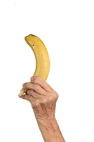 Mano di donna anziana e banana isolata su bianco — Foto Stock