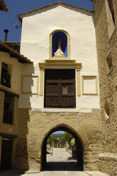 Входная дверь Carmen, Rubielos de Mora, провинция Теруэль, Арагон, Испания — стоковое фото