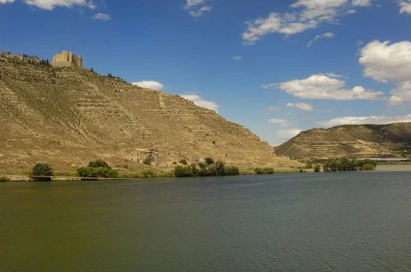 Замок і водосховище Mequinenza і ріки Ебро, Сарагоса клікаєте прове — стокове фото