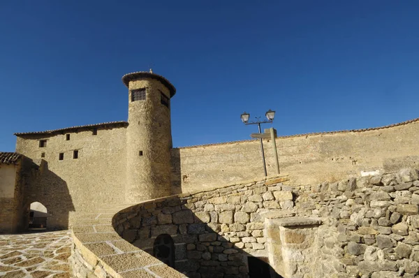 Walls and portal de la Monjas, Mirambel, Castellon province, Com — стокове фото