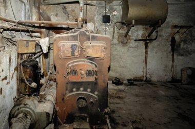 Bir eski ve hasarlı demir kazan