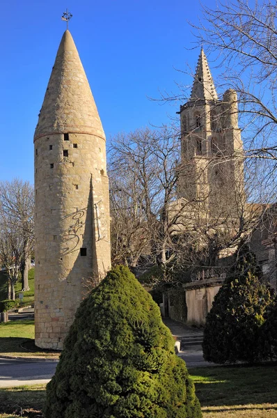 Башня с перечным горшком и церковь Нотрдам-де-Чудо, Авиньон-Л — стоковое фото