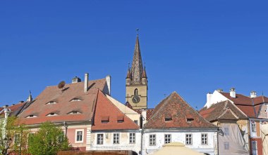 Çatılar ve St Evangelist Lutheran Katedrali'nin çan kulesi