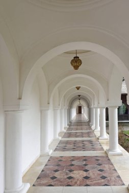 Romanya 'nın Transilvanya kentindeki Sambata de Sus manastırında kemerli