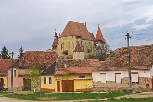 Iglesia y pueblo de Biertan en Transilvania, Rumania — Foto de Stock
