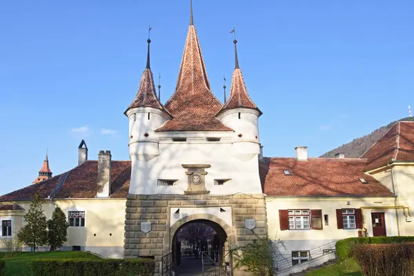 Puerta de Ecaterinei a la ciudad medieval de Brasov, Rumania — Foto de Stock