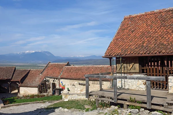 Hus inom de Citadel av Rasnov i bakgrunden äv — Stockfoto